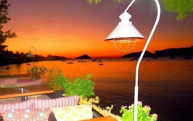 4 Seasons Beach Suites near Airport