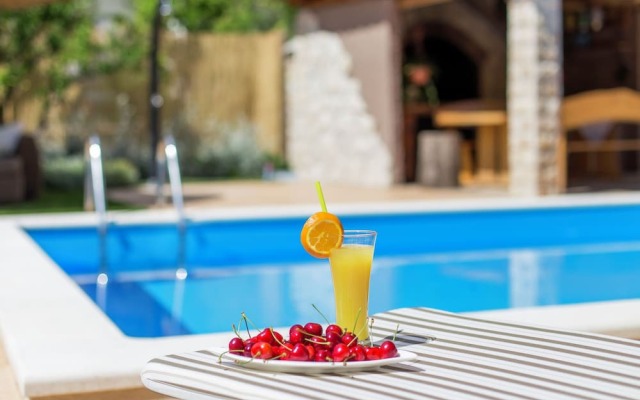 Beautiful Holiday Home in Kaštel Novi With Private Pool