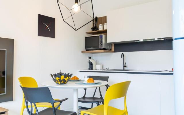 Leonardo - swimming pool and wide patio with barbecue