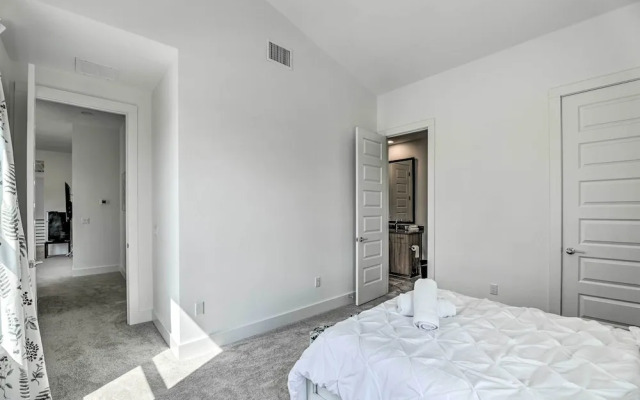Luxurious & Spacious Austin Home ~ 8 Mi to Dtwn!