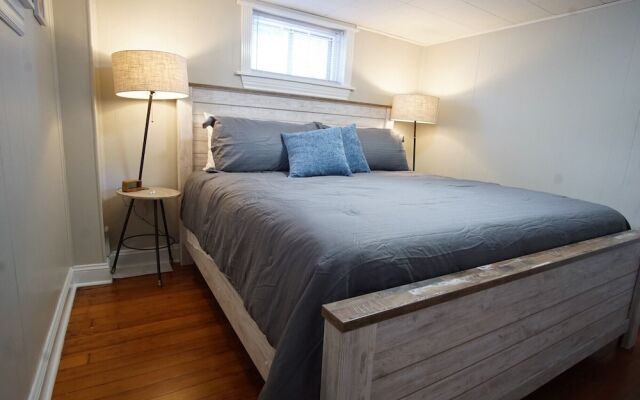 Charming Bungalow Next to UNC - Free Cruiser Bikes!