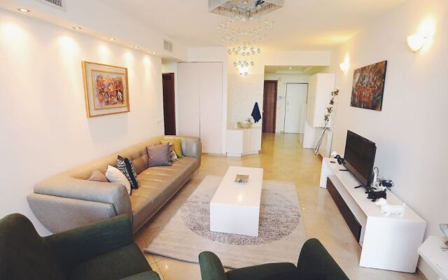 Art Apartment near Mamila