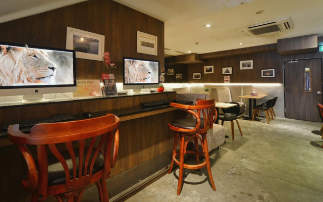 Central 65 Hostel & Cafe