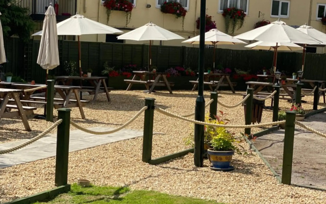 Greyhound Country Inn