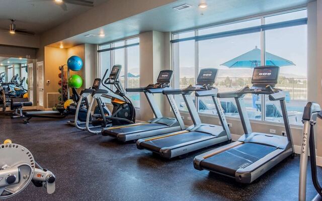 Chic Apt w Jacuzzi Pool BBQ Mountain Views