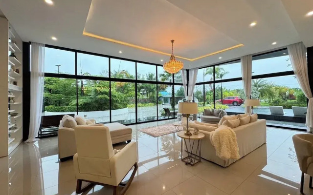 Huge Pool Villa with Private Lake