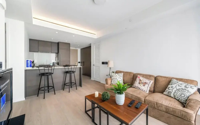Chic Urban Stylish Condo in Downtown V