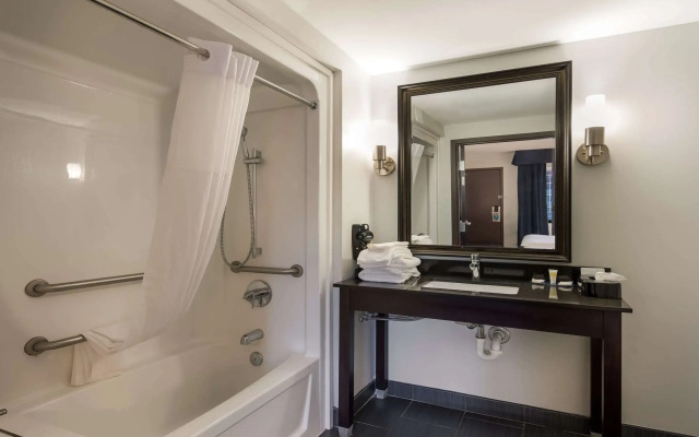 Clarion Pointe Downtown