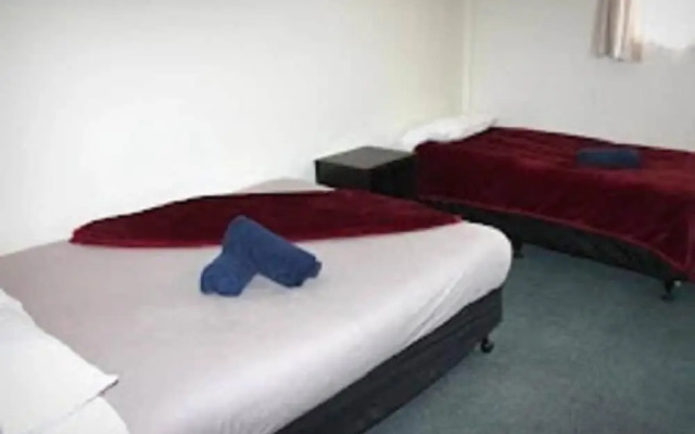 Aaron Court Motel