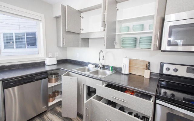 Bright Modern 4bed 2bath Townhouse With Parking