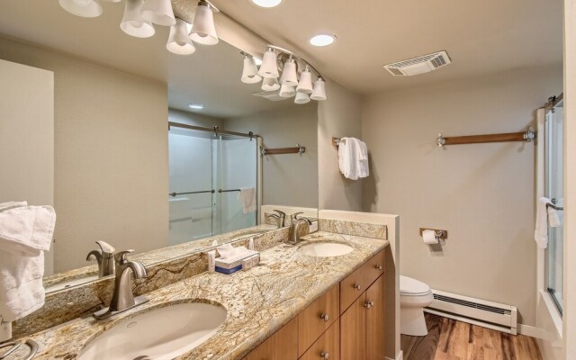 Spacious Mill Run 3 Townhouse Close to City Attractions by RedAwning