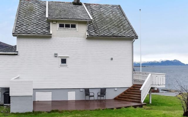 10 Person Holiday Home in Haramsøy