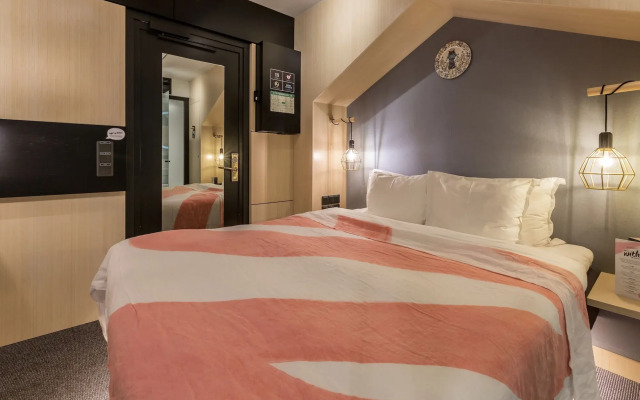 Hotel With Urban Deli