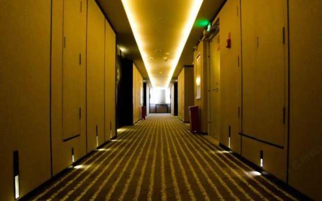 Baishichang Longquan Hotel (Urumqi International Grand Bazamin Street)