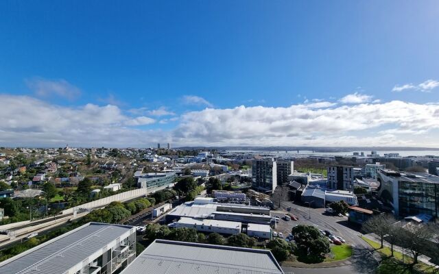 Luxe Apt w Harbour-Sunset Views -Parking