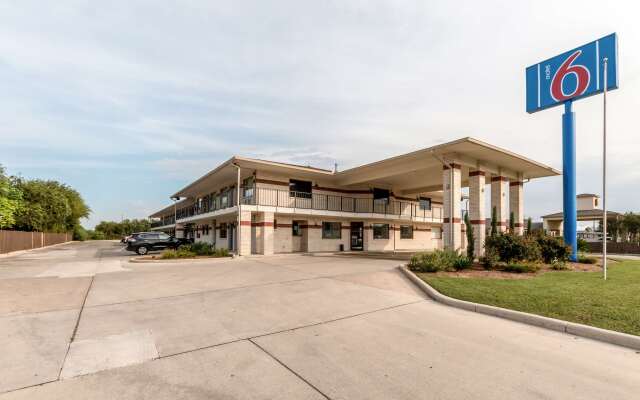 Motel 6 San Antonio, TX - South WW White Rd