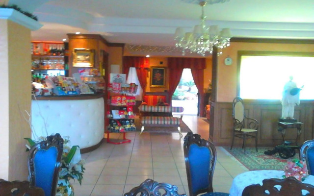Hotel Happy Days