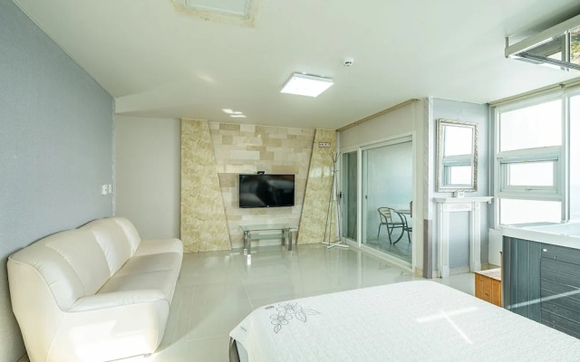Pohang Pinewave Sea & Spa Pension