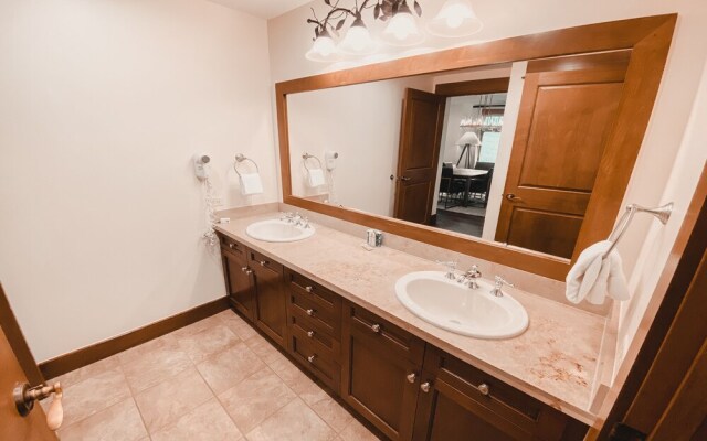 Lone Eagle 3000 by SummitCove Vacation Lodging