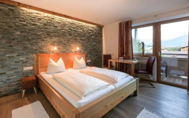 Simone's Platzerl - inklusive täglichem freien Eintritt Tauern Spa - nur 5 Gehminuten, Sommerkarte, privatem Garten mit Schwimmteich, Grill und Saunabereich