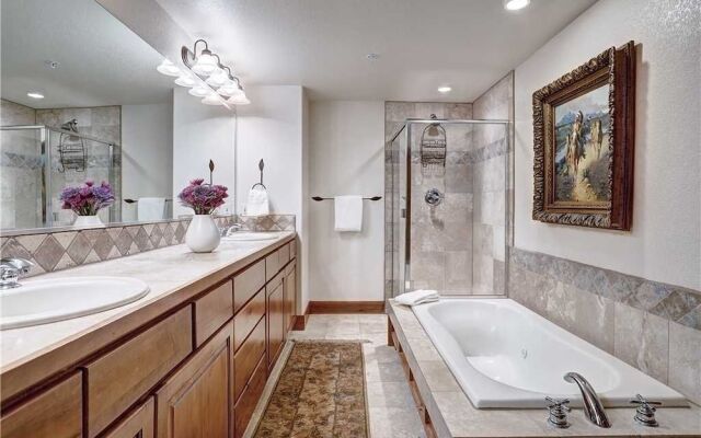 Amber Sky - Ski-In/Ski-Out by RedAwning