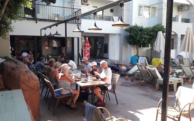 Blue Lagoon Apart Hotel