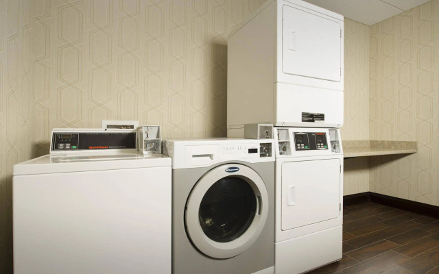 Hampton Inn & Suites Syracuse/Carrier Circle