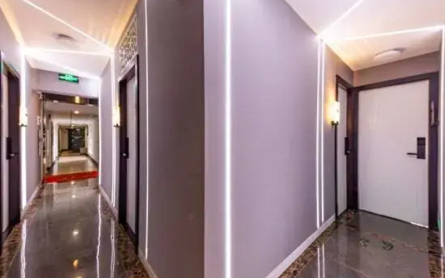 Jihe Light Luxury Art Hotel（Wuyi Square Station）