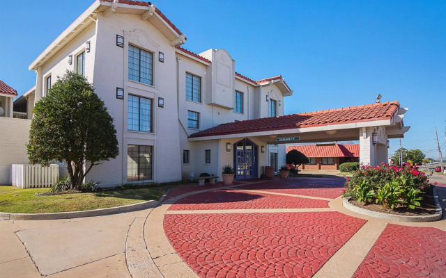Baymont by Wyndham Tulsa Broken Arrow