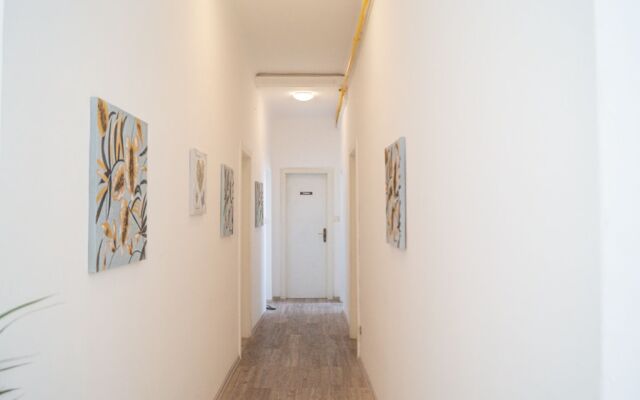Shared Modern Apartment Schönbrunn - Budget Chic Room