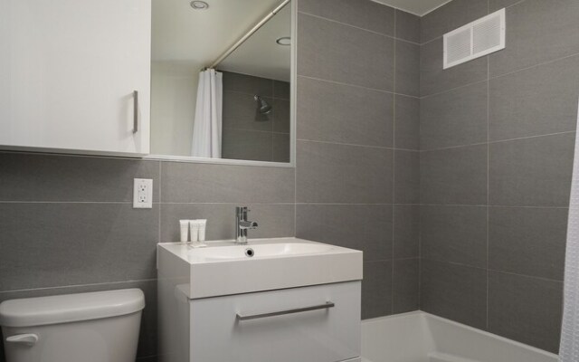 Bold Downtown Montréal Suites by Sonder