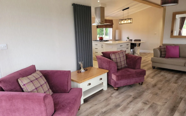 Luxury 2-bed Lodge in Routh, Sleeps 4 With Hot Tub