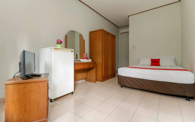 RedDoorz Plus @ Karet Pedurenan 3