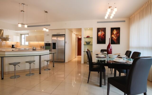 Luxury Family Getaway in Ramat Aviv