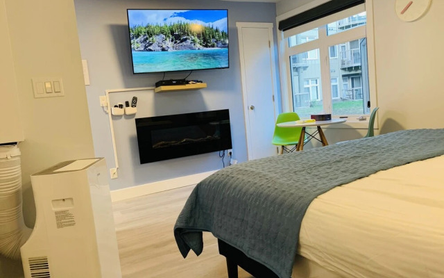 A Lovely Studio with Full Kitchen & AC