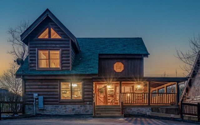 Bear Vista Retreat w HotTub Pool View