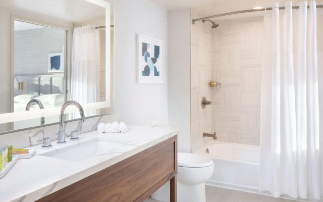 Hilton Santa Monica Hotel & Suites