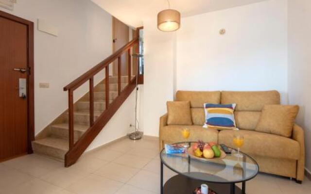 Apartamento con terraza y piscina junto a la playa