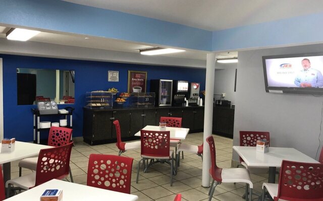 Econo Lodge Inn & Suites