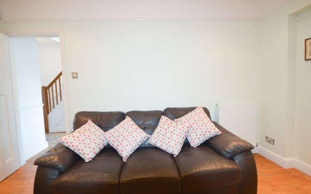 Fantastic 4 Bedroom House In Bath With Garden