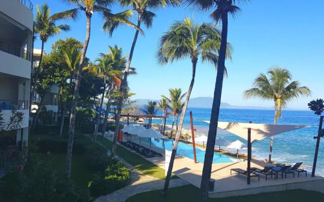 Infiniti Blu Luxury Ocean Front Condos