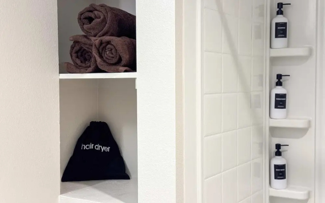 Stylish Getaway W Pool GYM Parking 10 Min to Cedar