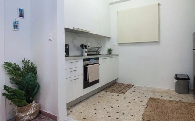 Fresh Urban Apt with Balcony in Zografou