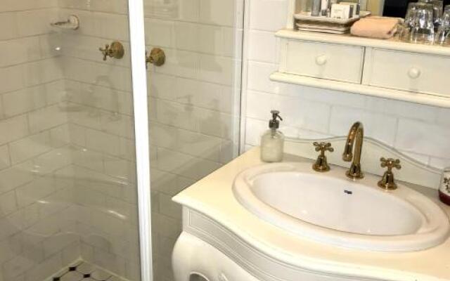 The Chalet Guesthouse And Studio