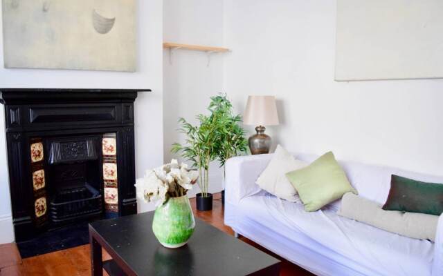 Spacious 4 Bedroom House Close to Tooting Station