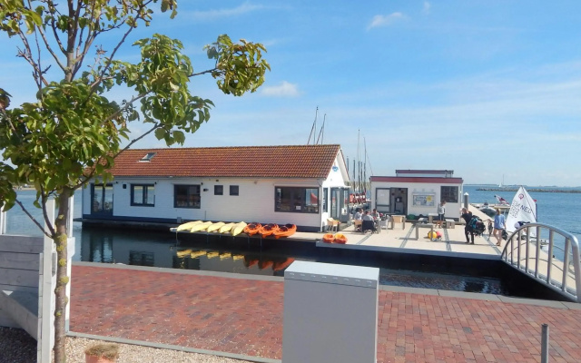 Traumhaftes-freistehendes-Ferienhaus-an-der-See-Strand-Yachthafen-W-Lan