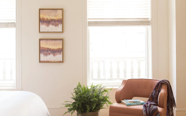 Sophisticated 1BR in C.B.D. by Sonder