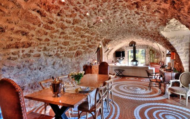 Beautiful Character House With Private Pool and High-end Services