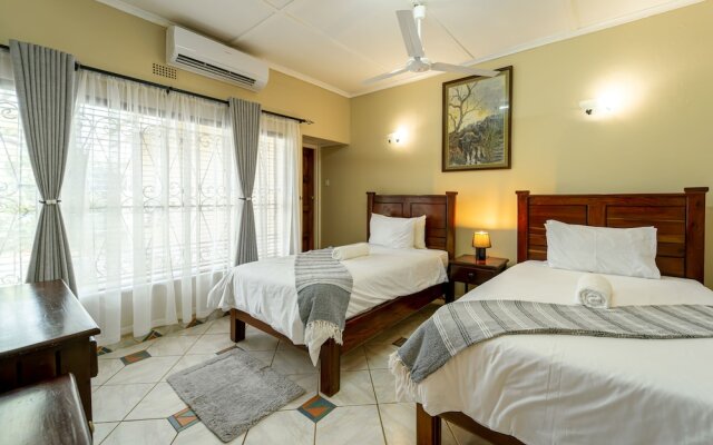 "room in Villa - Zambezi Family Lodge - Buffalo Room"