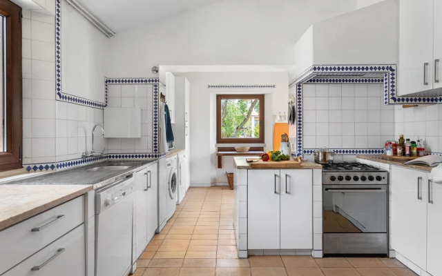 JOIVY 3-BR Cottage w/Terrace & Garden in Colares